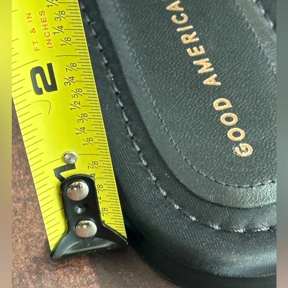 Good American Crystal Crush Standout Slide
Sandal - Picture 9 of 13